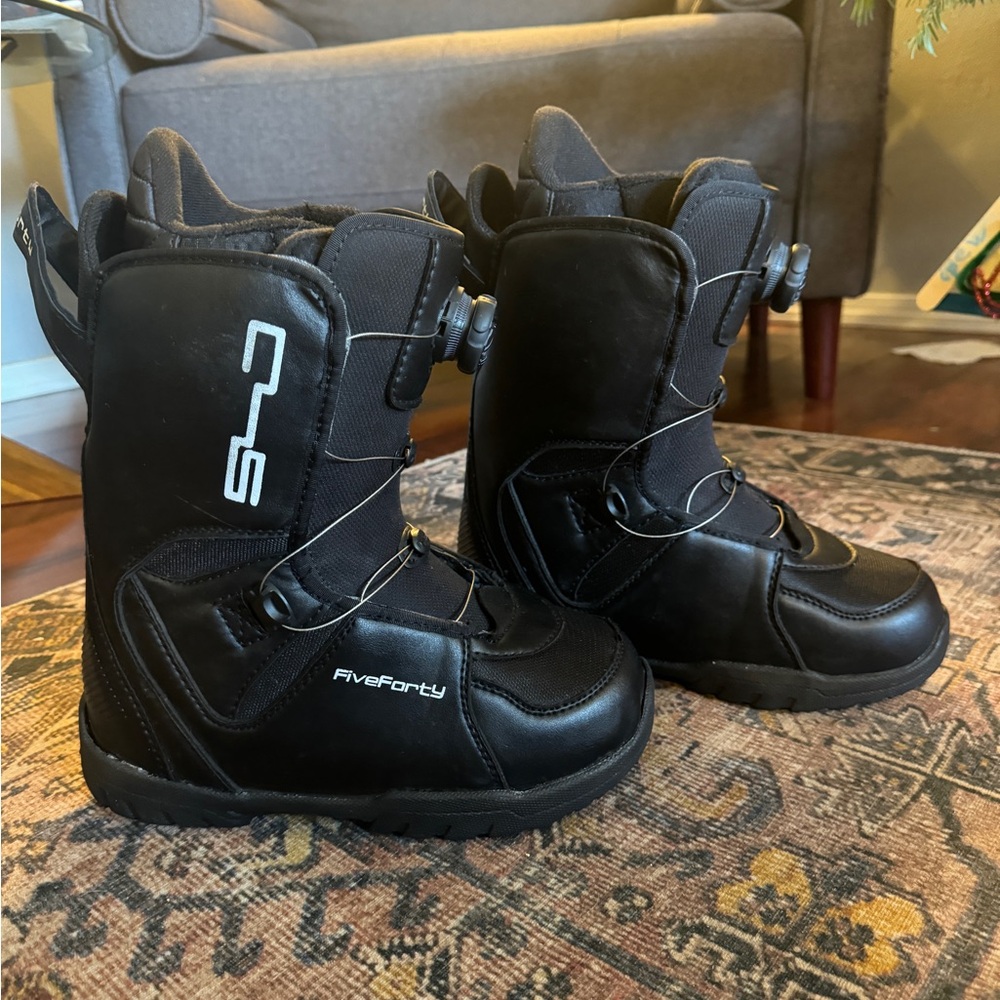 FiveForty Rogue unisex snowboard boots with knob tensioner size 6 men/ 7women